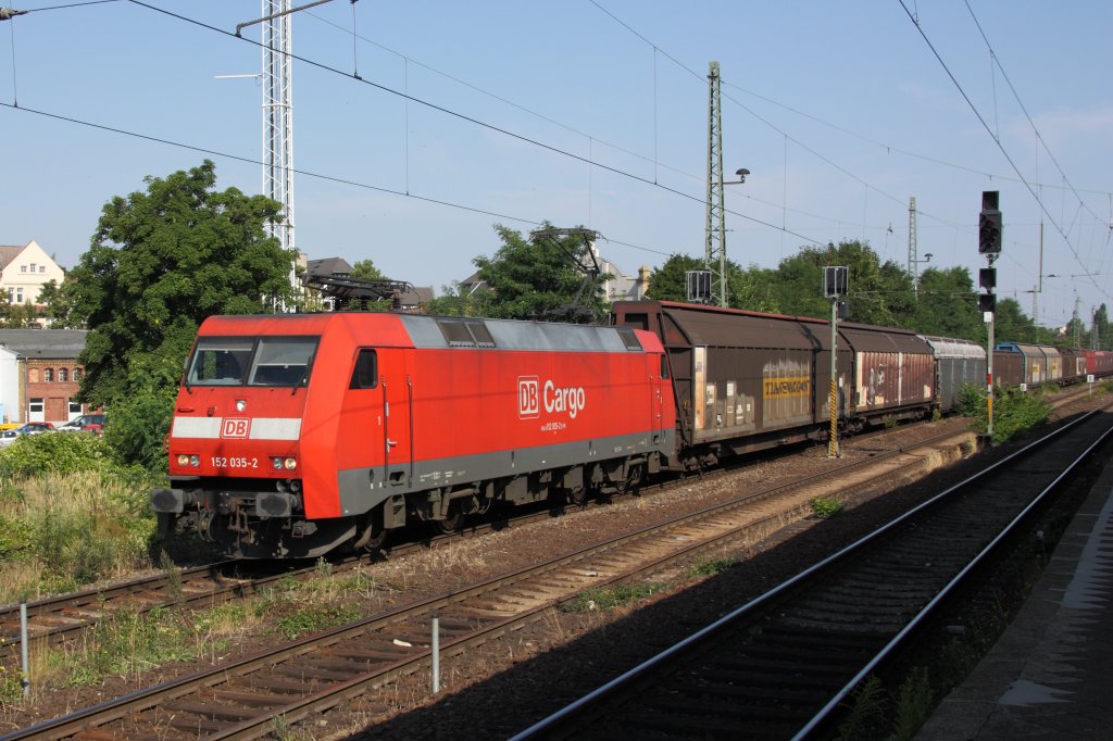 152 035-2 fhrt mit einem Zug Schiebewandwagen (grtenteils von VW) durch Magdeburg-Buckau in Richtung Halle. Fotografiert am 31.07.2010. 