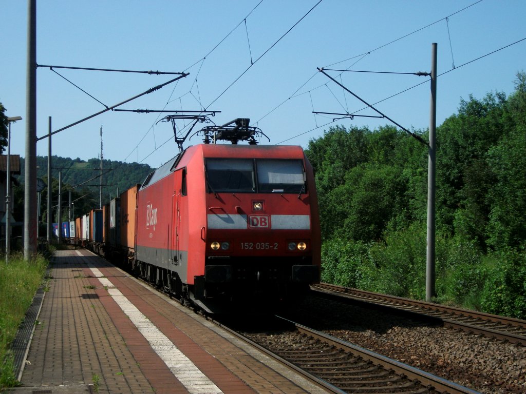 152 035 durchfhrt mit einem Containerzug am 02.Juni 2011 den Bahnhof Kaulsdorf(S) Richtung Probstzella.