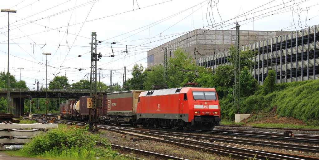 152 036-0 DB kommt aus Richtung Kln,Aachen-Hbf mit einem langen Contanierzug aus Gallarate(I) nach Zeebrugge(B) und fhrt in Aachen-West ein bei Sonne und Wolken am 30.5.2013.
