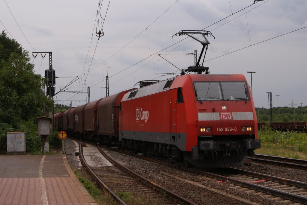 152 036-0 mit einem gemischten G�terzug in Duisburg-Bissingheim am 17.06.2011