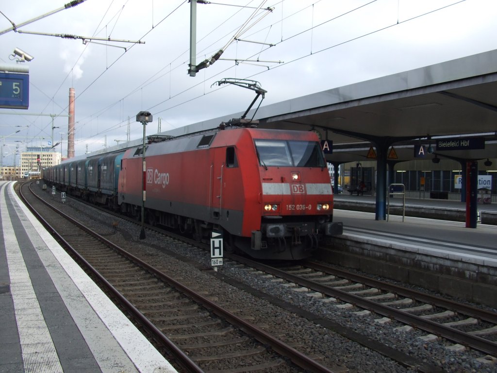 152 036-0 mit einem Gterzug durch Bielefeld. 26.01.2011.