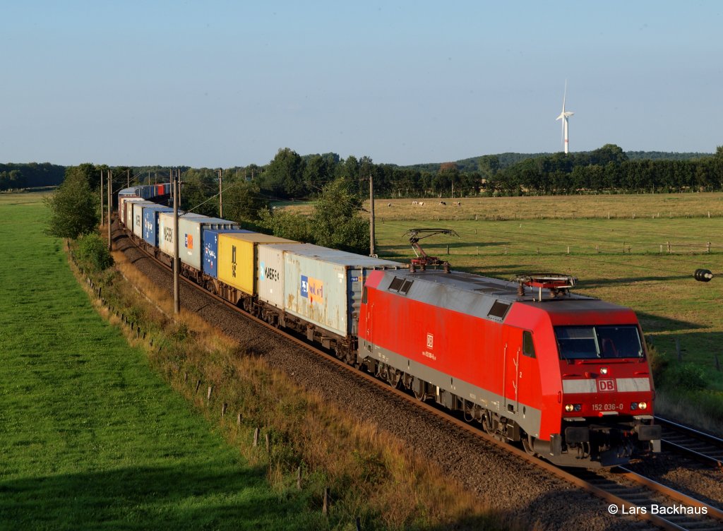 152 036-0 passiert am 26.07.12 mit einem Kistenzug aus Hamburg Ramelsloh Richtung Bremen.