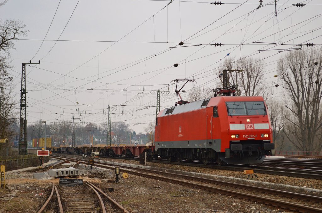 152 037-8 mit Containerzug Richtung Sd in Frth (Bay.) am 05.04.2013