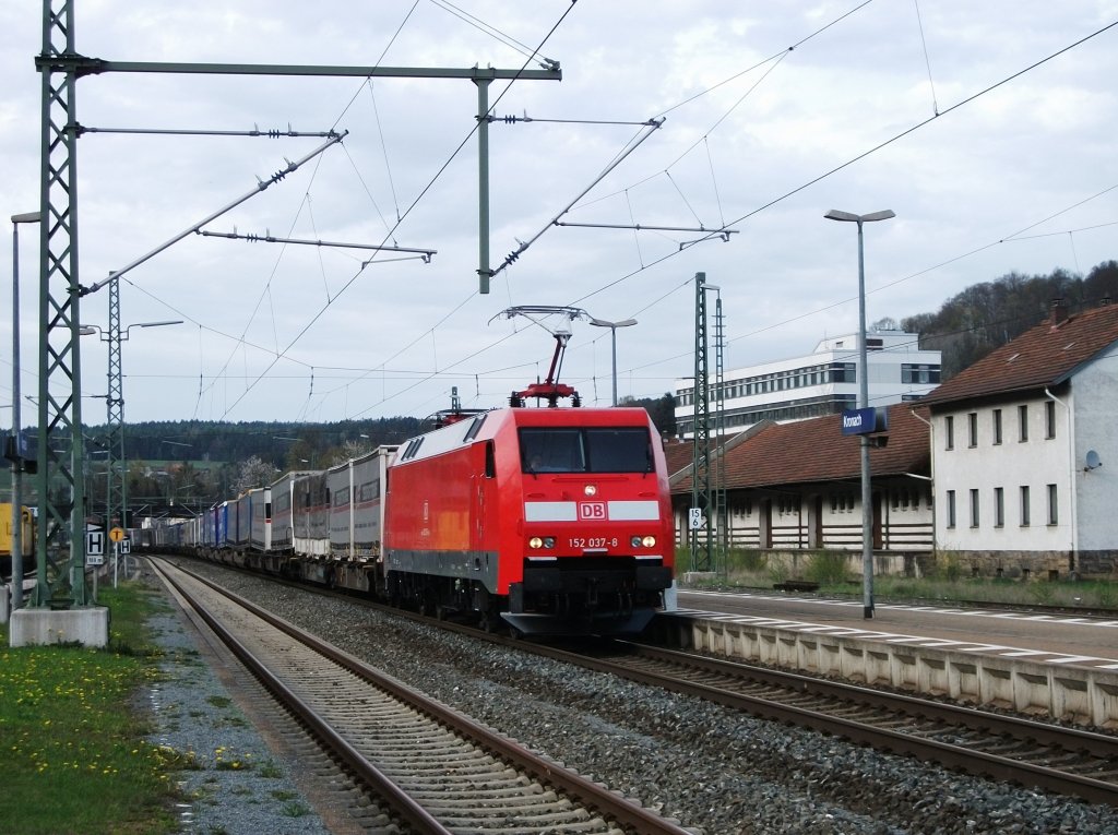 152 037 durchfhrt am 27.April 2012 mit dem Paneuropa/Terratrans KLV den Bahnhof Kronach Richtung Lichtenfels.