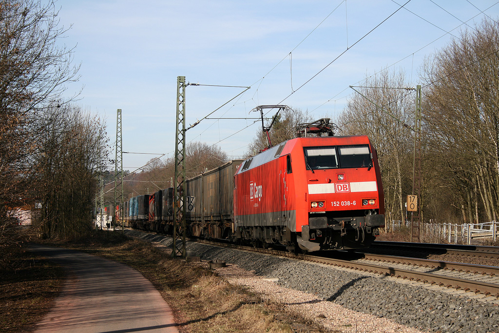 152 038-6 hat Vollmerz verlassen und befindet sich mit TEC 40559 Rotterdam-Waalhaven - Verona Q.E. bereits auf den ersten Metern der Steigung Richtung Sterbfritz. 09.02.11