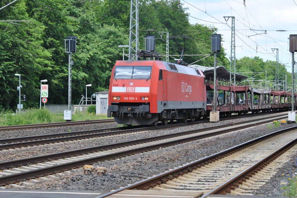 152 039-4 von DB Schenker noch mit der DB Cargo Aufschrift, durchfhrt den Bahnhof von Dreieich-Buchschlag. Aufgenommen am 05.06.2012.