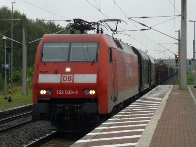 152 039-4 durchfhrt den Bahnhof Gifhorn mit einem gemischten Gterzug.
Aufgenommen am 26.08.2010.