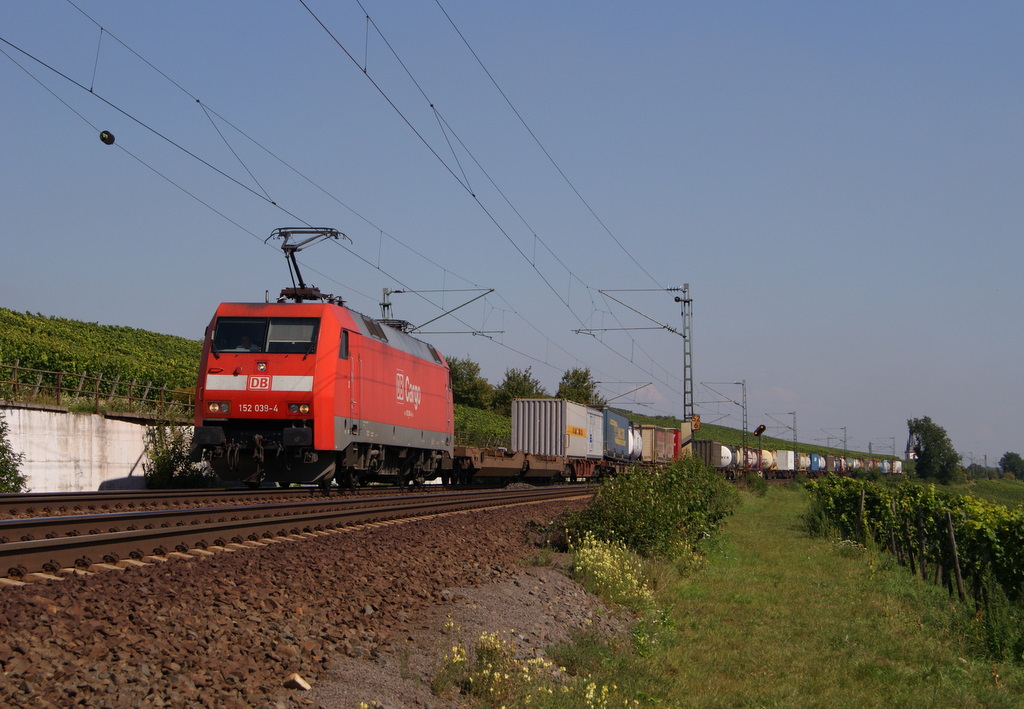 152 039-4 mit einem Containerzug in Erbach (Rheingau) am 03.09.2011