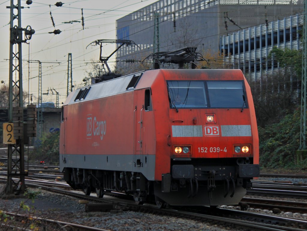 152 039-4 rangiert am 11.12.2011 in Aachen West.