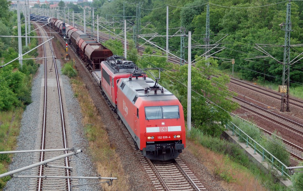 152 039 zieht am 20.06.10 einen Gterzug durch Holzweissig Richtung Leipzig. Im Schlepp hat sie eine BR 155.