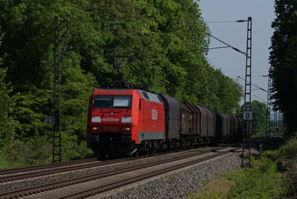 152 040-2 mit einem Gterzug in Bornheim am 22.05.2010