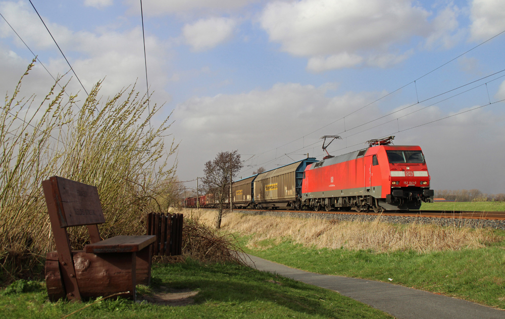 152 041-0 fuhr am 18.04.2013 mit einem gemischten Gterzug von Emden nach Osnabrck, hier sdlich von Leer.