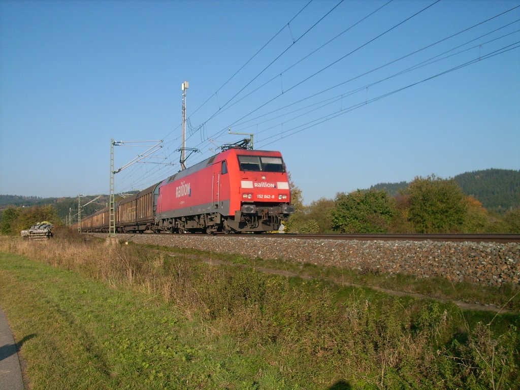 152 042-8 Railion ist am 23.10.2011 mit einem kurzem H-Wagenzug zwischen Pressig-Rothenkirchen und Stockheim auf der Frankenwaldbahn unterwegs. 