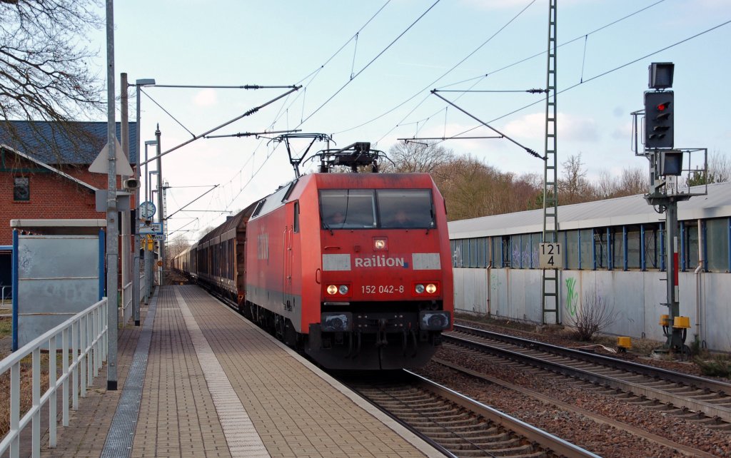 152 042 zieht am 08.02.11 einen Schiebewandwagenzug durch Burgkemnitz Richtung Wittenberg.