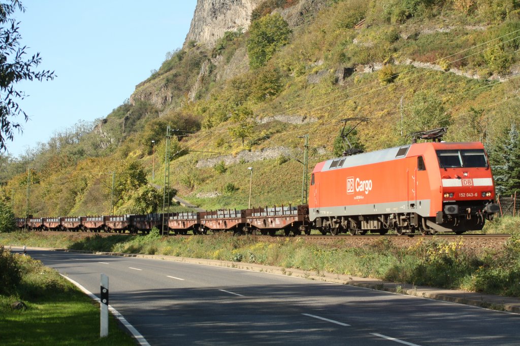 152 043-6 f�hrt ihren Stahlbrammen-Ganzzug unterhalb der Erpeler-Ley
nach Linz