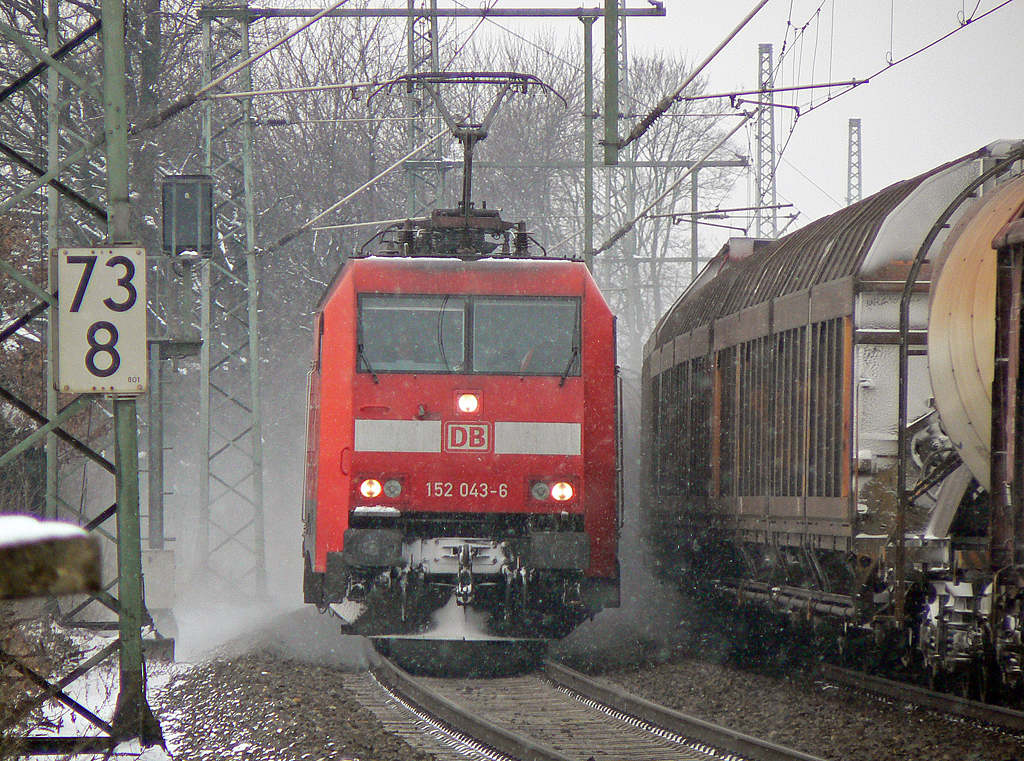 152 043-6 im winterlichen Porz Wahn am 14.12.2010
