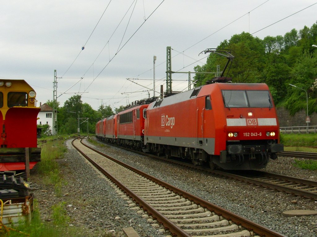 152 043-6 zieht am 3. Juni 2010 einen Lokzug durch Kronach.