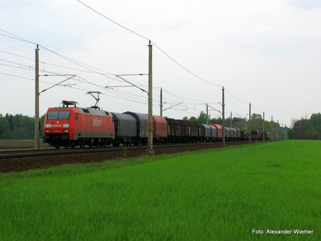 152 044-4 ist der erste G�terzug der L�pten am 1.Mai durcheilte Richtung Frankfurt/Oder Oderbr�cke via Cottbus.