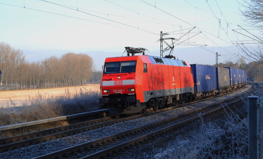 152 045-1 mit einem Kistenzug nach Aachen, am B Rimburg bach-Palenberg KBS 485.
18.02.2013