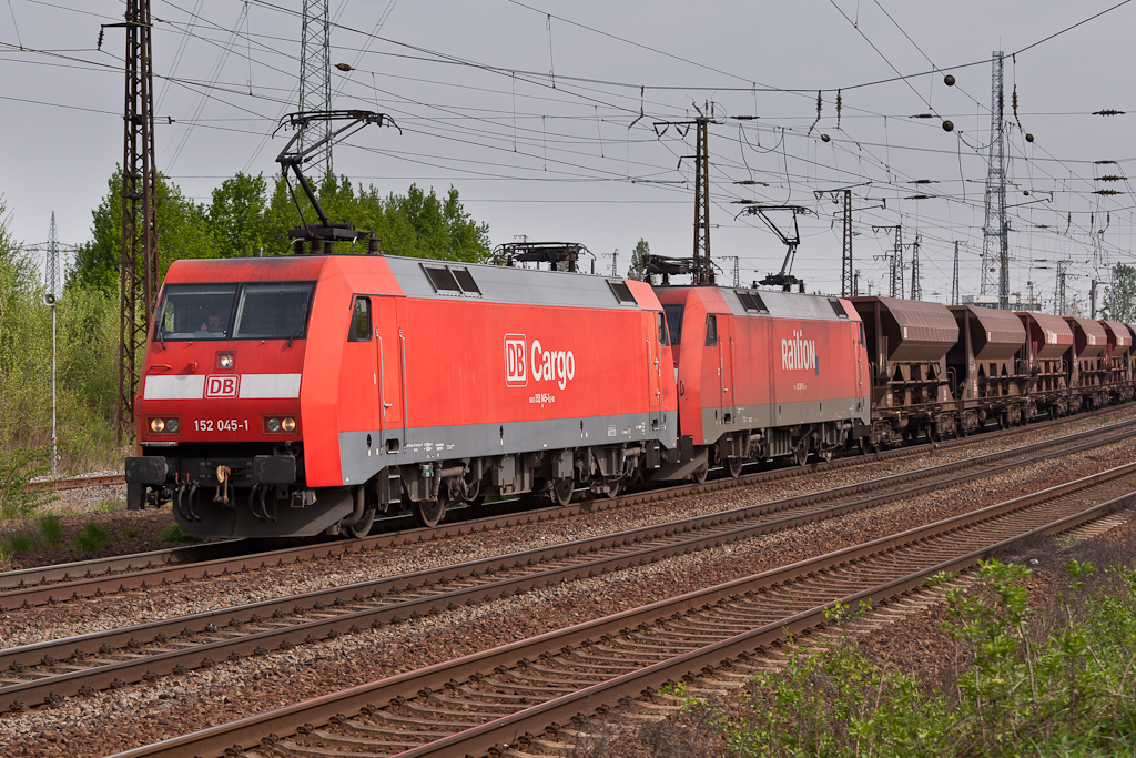 152 045-1 zieht mit einer Schwesterlok einen Ganzzug aus dem Bahnhof Grokorbetha in Richtung Weienfels (am 30.04.12)
