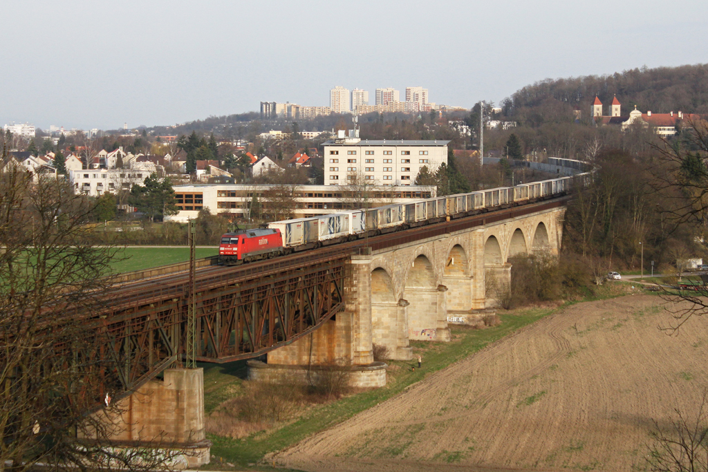 152 046 (?) mit einem KLV Zug am 28.03.2012 bei Regensburg-Pr�fening.