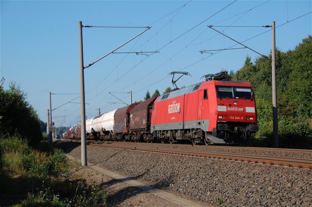 152 046-9 mit ihrem gemischten Gterzug, aufgrund von Bauarbeiten in Buke bis Willebadessen auf dem Gegengleis, legt sich am 07.08.2012 bei Asseln in die Kurve.