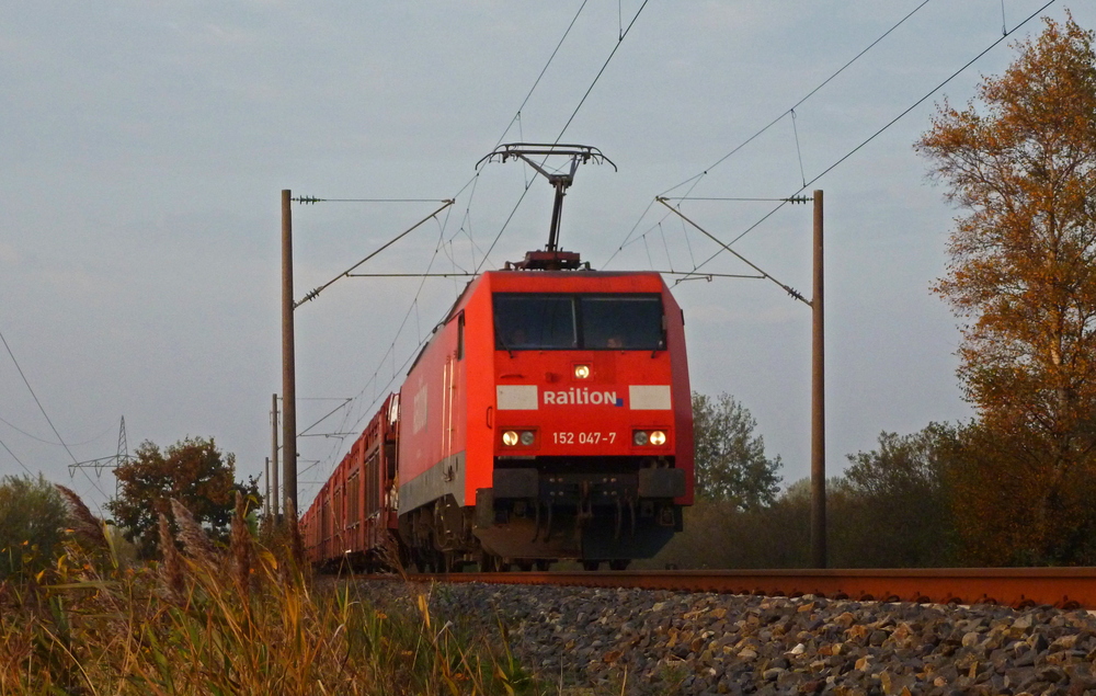 152 047-7 fuhr am 22.10.2012 mit einem Autozug von Emden nach Osnabrck, hier sdlich von Leer.