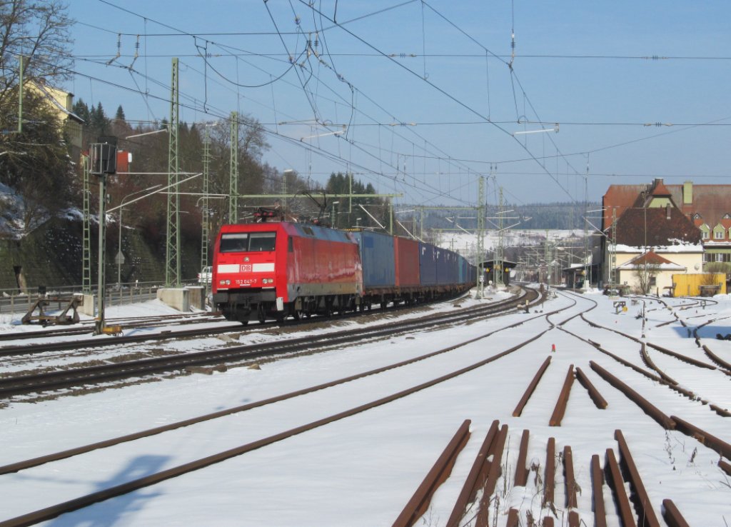 152 047-7 zieht am 11. Februar 2013 einen Containerzug durch Kronach.