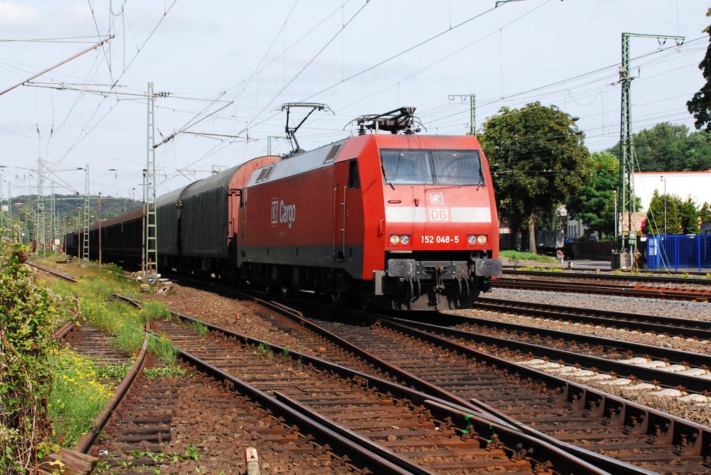 152 048-5 DB-Cargo luft langsam durch den Brackweder Bahnhof in westlicher Richtung mit dem Ziel Umschlagbahnhof Hamm. Am 11.09.2010.
