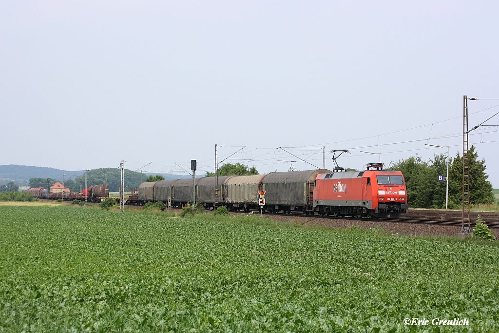 152 049 mit einem gemischten Gterzug bei Holtensen/Linderte am 15.06.2011.