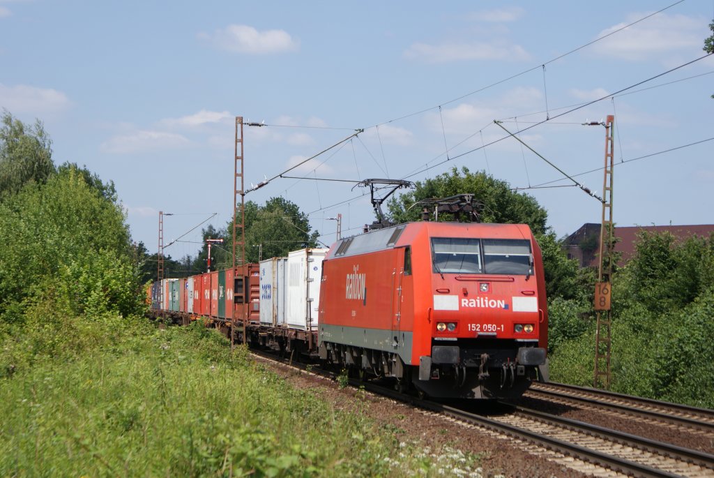 152 050-1 mit Containerzug in Limmer 24.06.09