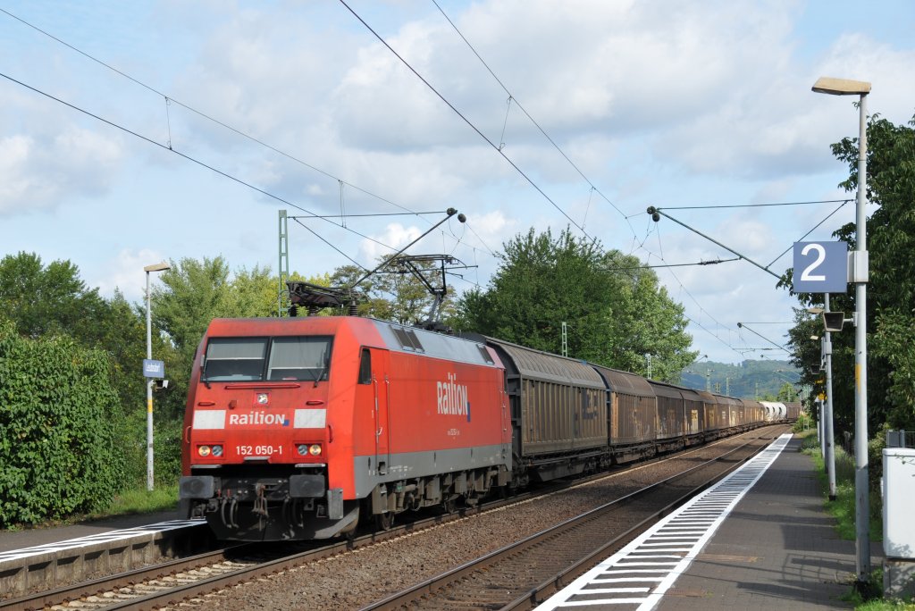 152 050-1 zieht einen langen Gterzug durch Leubsdorf am Morgen des 10/08/2011 von Kln kommend in Richtung Koblenz.