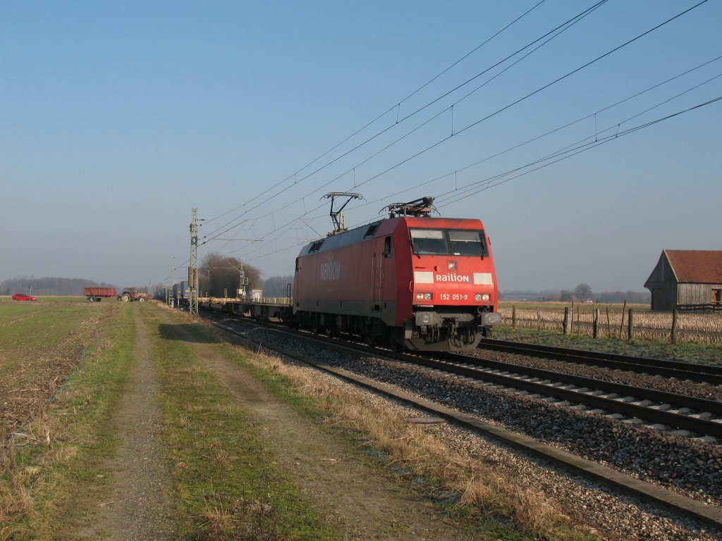 152 051-9 fhrt mit einem Gterzug durch die Dlmener Bauernschaft Mitwick. 29.01.2011