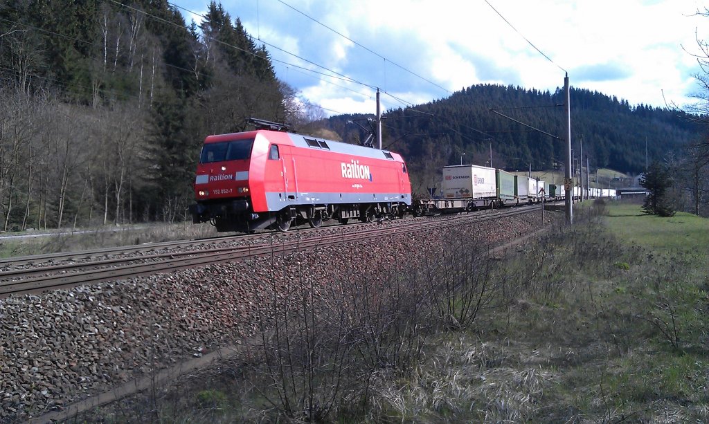 152 052 mit Hangartner Klv am 20.04.2012 in Frtschendorf Richtung Saalfeld auf der Frankenwaldbahn.