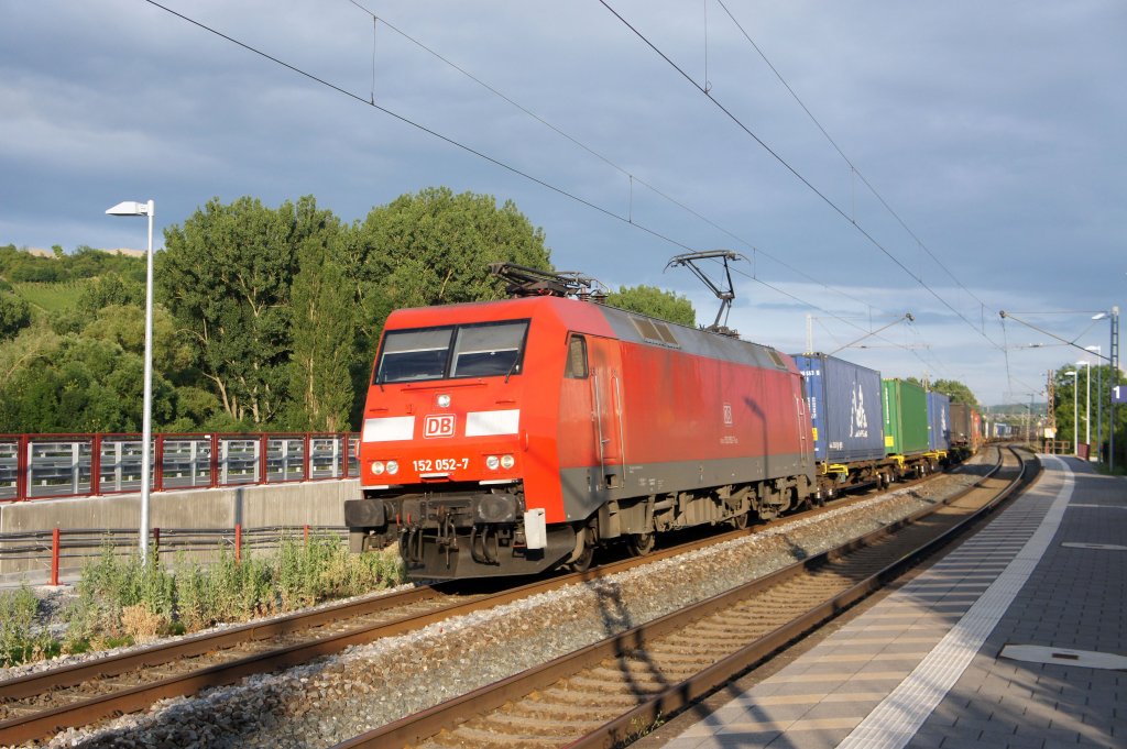 152 052 unterwegs in Richtung W�rzburg. Aufgenommen am 04. Juli 2013 in Go�mannsdorf am Main.