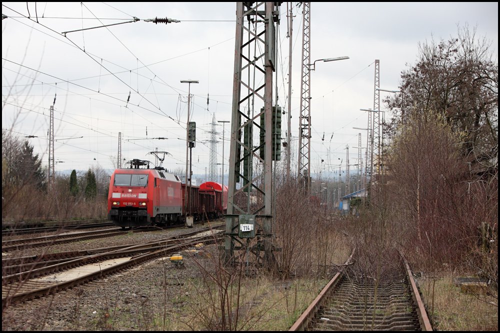152 053 (9180 6152 053-5 D-DB) steht mit dem Gterzug, Hagen-Kabel -> Vorhalle, in Hagen-Kabel und wartet auf die Abfahrt. (29.03.2010)