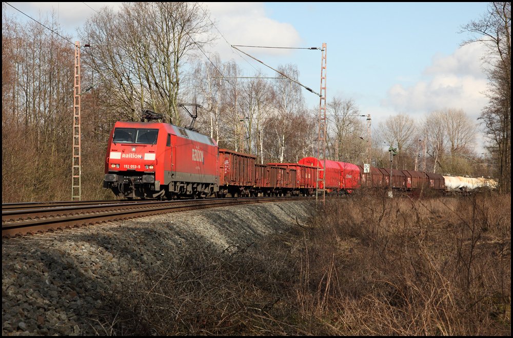 152 053 (9180 6152 053-5 D-DB) schleppt ihren G�terzug in Richtung Vorhalle. (29.03.2010)
