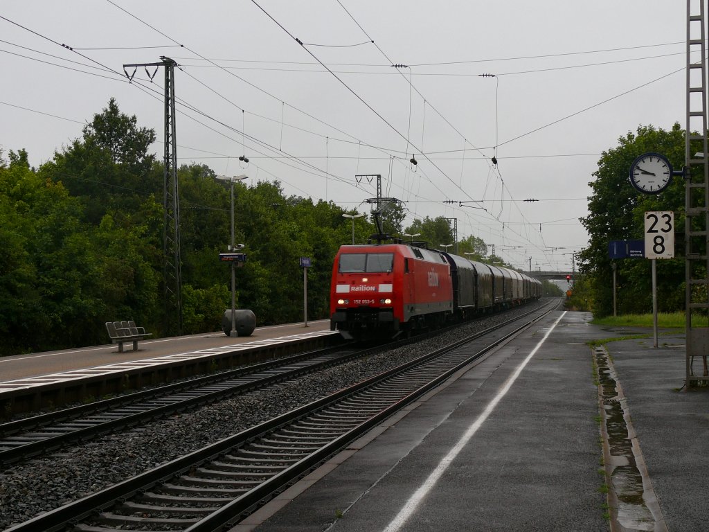 152 053 aus Richtung Nrnberg bei der Durchfahrt von Emskirchen. 27.8.11