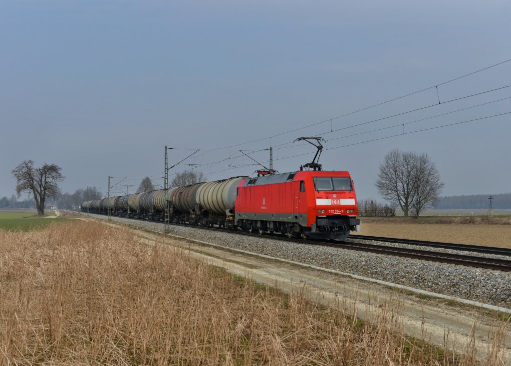 152 054 mit einem Kesselzug am 28.03.2013 bei Langenisarhofen.