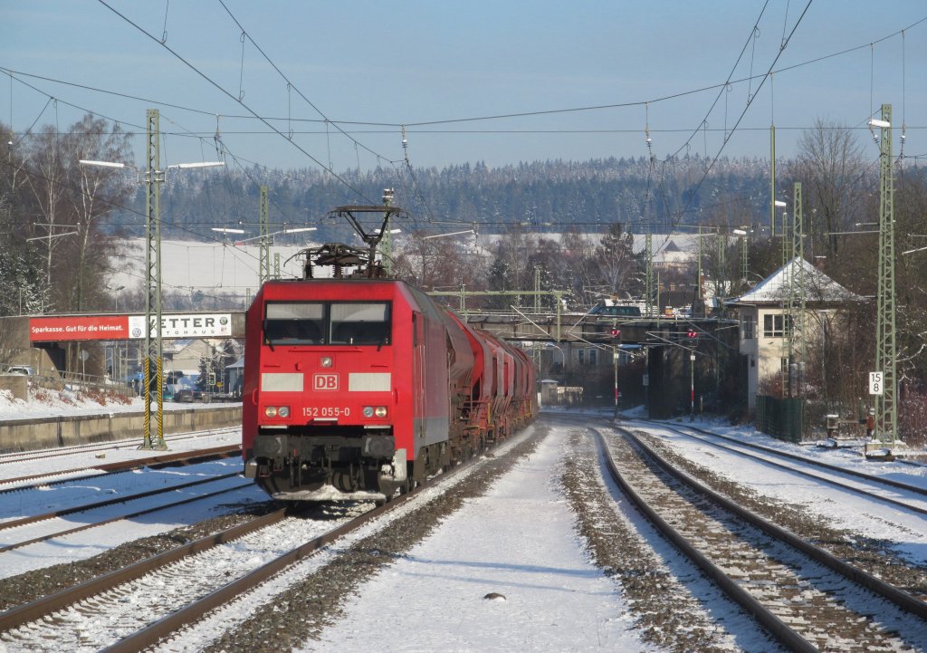 152 055-0 zieht am 08. Dezember 2012 einen gemischten Gterzug durch Kronach.