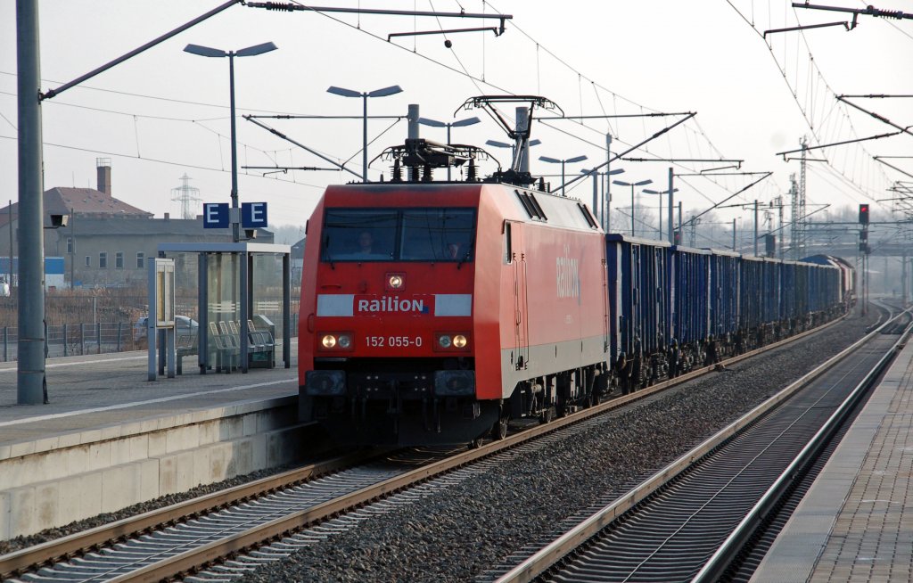 152 055 zieht am 15.02.11 einen gemischten Gz durch Bitterfeld Richtung Dessau.