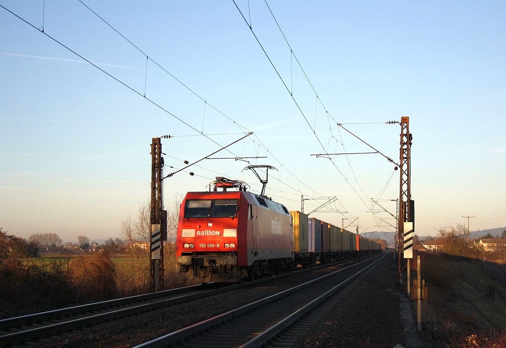 152 056-8 am 07.02.11 mit einem Containerzug zwischen Ladenburg und Mannheim-Friedrichsfeld.