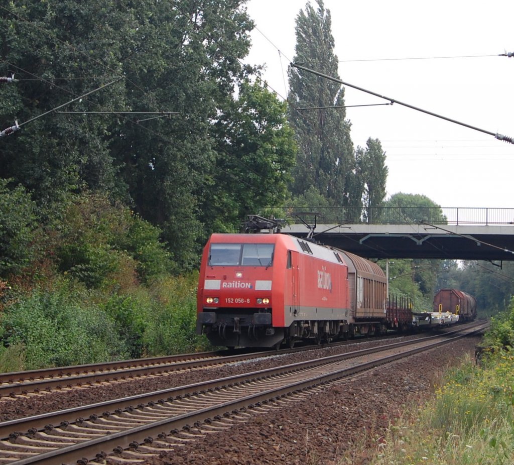 152 056-8 ist am 10.8.2009 mit einem Mischer auf dem Weg nach Seelze um dann spter wieder Lz in die Gegenrichtung nach Linden Gbf zu fahren.