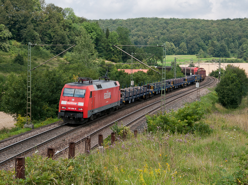 152 056-8 am 28. Juli 2011 mit einem Gterzug bei Urspring.