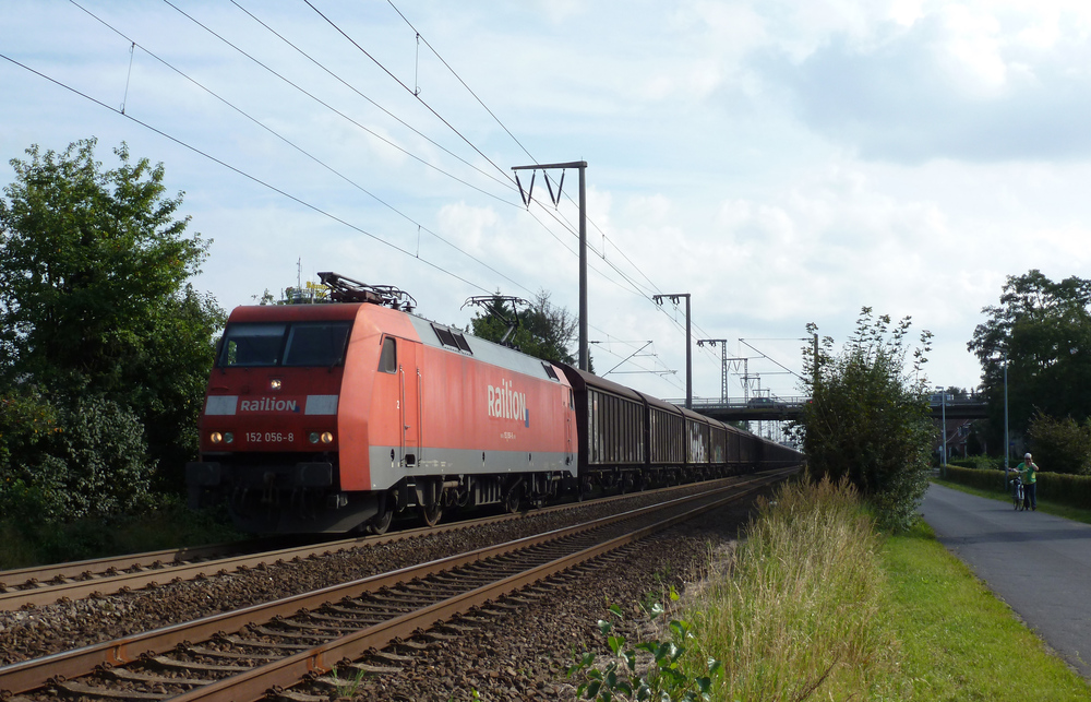 152 056-8 fuhr am 27.08.2012 mit einem Autoteilezug von Osnabrck nach Emden, hier in Leer.