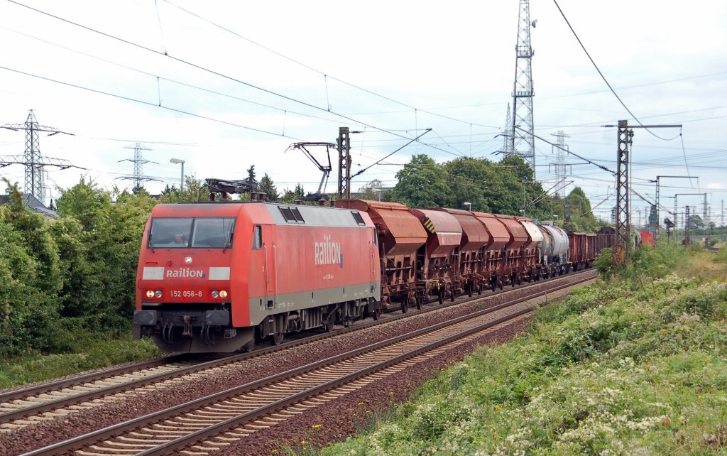 152 056 zieht am 14.08.10 einen Gterzug aus Richtung Lehrte kommend durch Ahlten. 