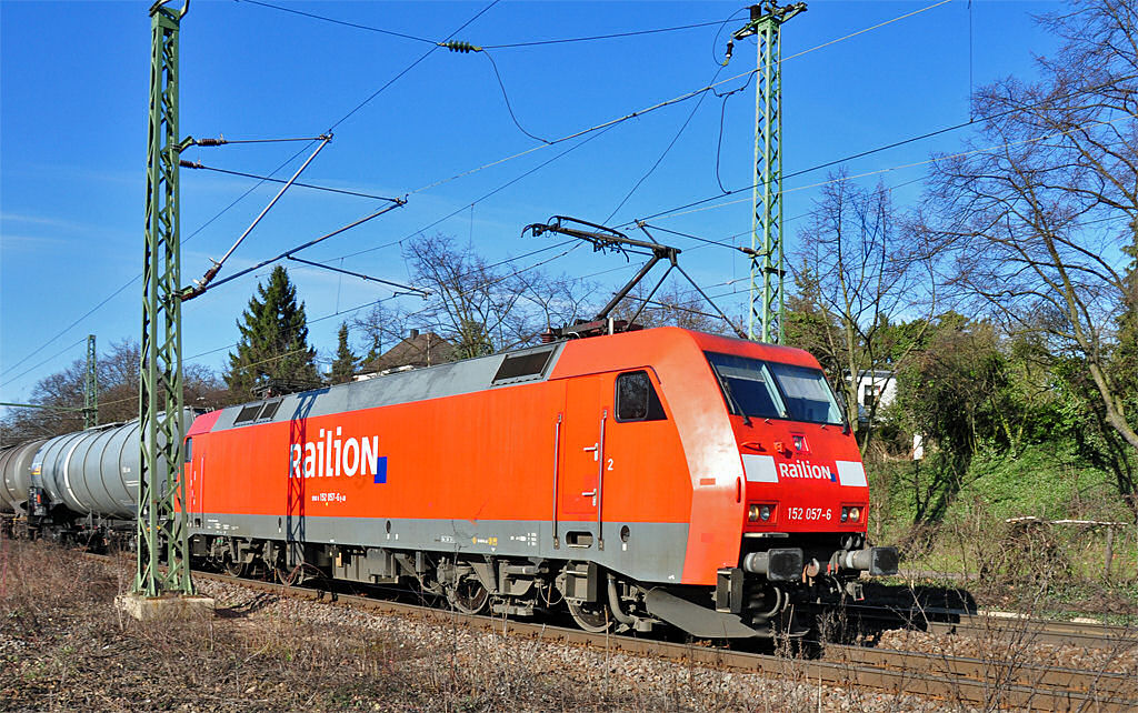 152 057-6 Tankzug kurz nach Bonn-Oberkassel Richtung Sden - 02.03.2011