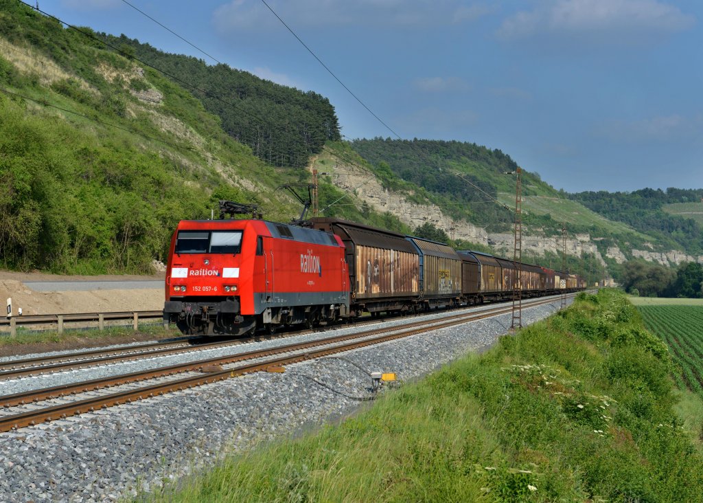 152 057 mit einem Audizug am 02.06.2012 bei Karlstadt.