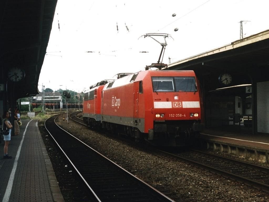 152 058-4 und 140 052-8 auf Bahnhof Schwerte am 26-7-2003. Bild und scan: Date Jan de Vries. 