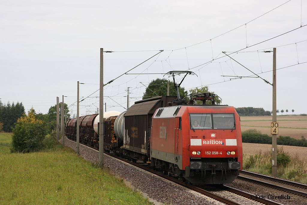 152 058 mit einem Gemischten am 21.09.2011 bei Frellstedt.